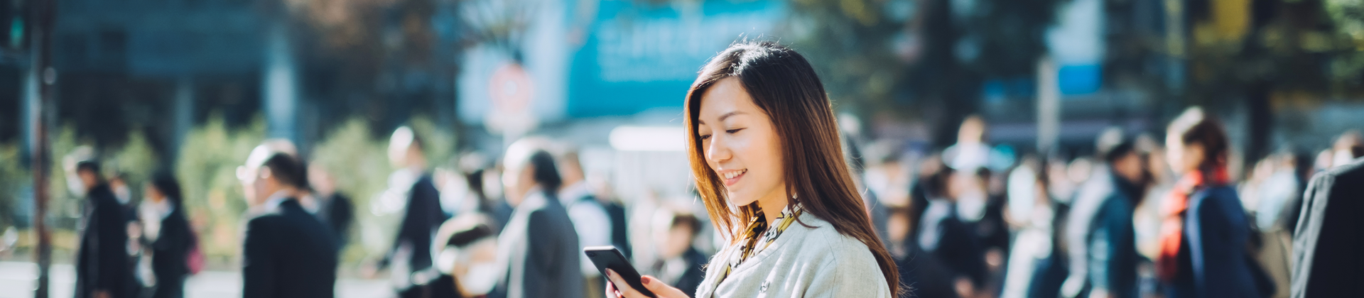 Asiatisk kvinna som tittar på mobil