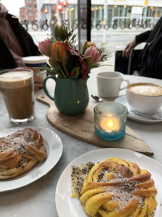 TA en fika på landsbygden i Uppsala, ta dig dit med en bilpoolsbil från KINTO